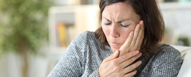 woman experiencing jaw pain